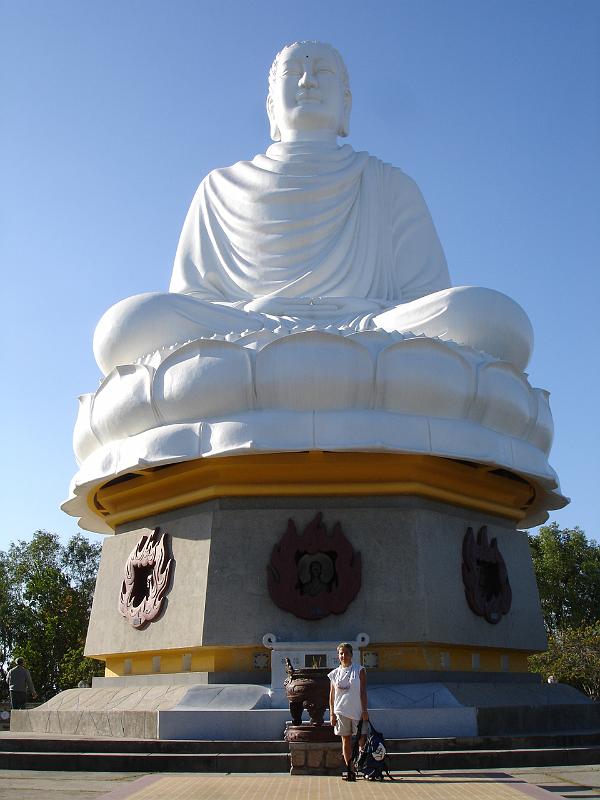 091- Enorme bouddha blanc surplombant la ville de Nha Trang.JPG - Enorme bouddha surplombant la ville de Nha Trang